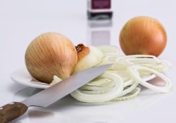 Cibule a její zdravotní účinky. Co všechno dokáže na první pohled obyčejná surovina?