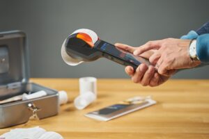 Úspory, úspory, kam „tečete”? Aneb finanční zlozvyky, které nás stojí až příliš mnoho