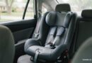 Dětská autosedačka: podle čeho vybírat a jak ji upevnit Prázdná dětská autosedačka upevněná na zadním sedadle s rozloženými pásy