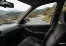 Jak si poradit s nevolností při cestování Pohled čelním sklem na klikatou silnici