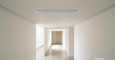 Rekuperace a řízené větrání: kdy to dává smysl a kdy ne Stropní ventilační mřížka v moderní chodbě s bílými stěnami